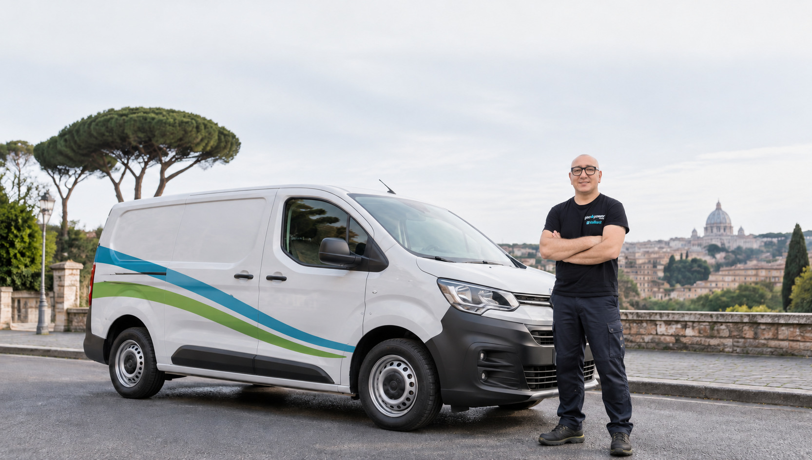 Tecnico Gaspower Group accanto al furgone per assistenza caldaie e climatizzatori a Roma